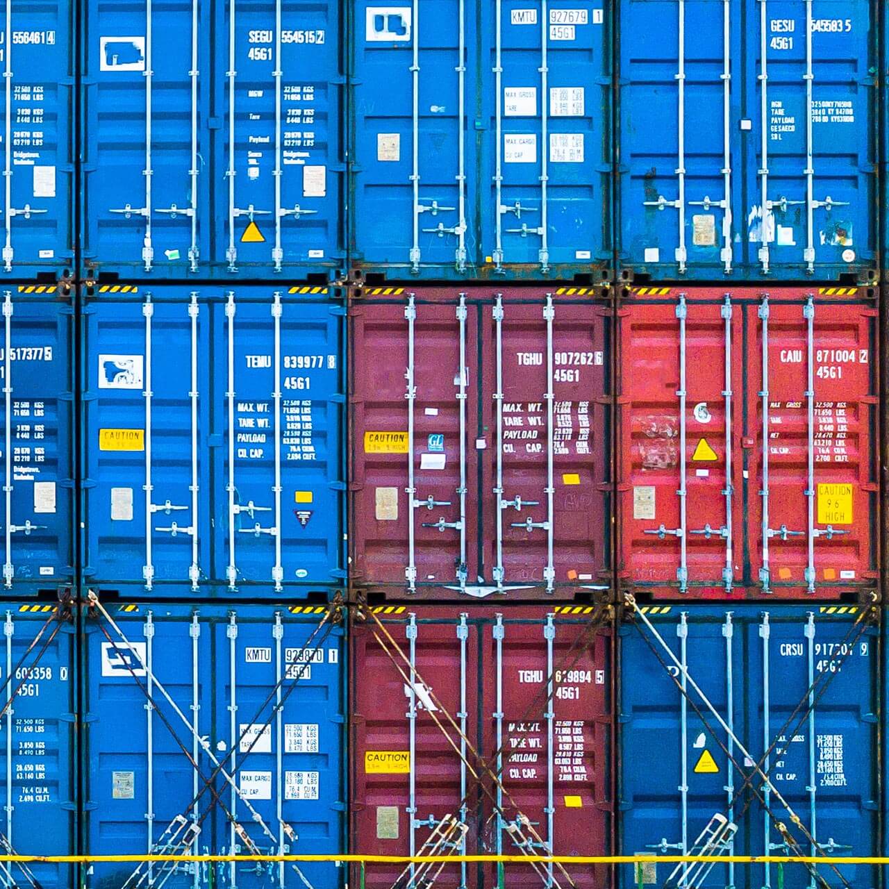 Seefrachtcontainer gestapelt